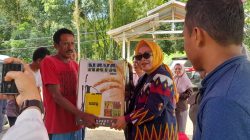 Anggota DPRD Sultra, Muniarty M Ridwan, Serahkan Bantuan di Desa Wacu Laea