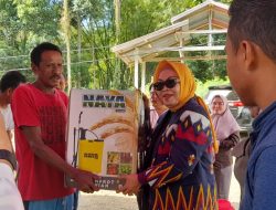 Anggota DPRD Sultra, Muniarty M Ridwan, Serahkan Bantuan di Desa Wacu Laea