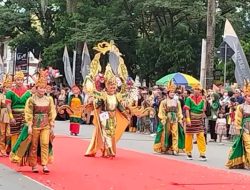 Butur Tampilkan Ikon Penyu Emas Moloku di Pawai Budaya HUT Sultra Ke-59