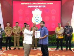 Bupati Buton, Alvin Serahkan LKPD Tahun Anggaran 2025 